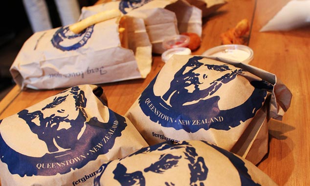 Commandez votre burger pour le déguster dans le parc.