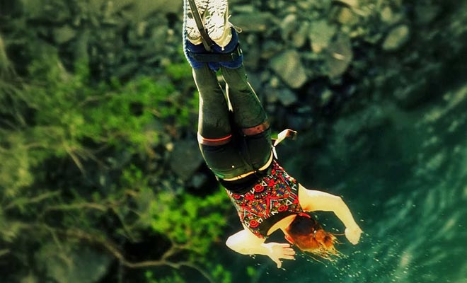 C'est un Néo-Zélandais qui le premier a eu l'idée de sauter dans le vide en étant accroché à un élastique. Quelques décennies plus tard, l'activité est devenue un sport populaire pratiqué aux quatre coins du pays.