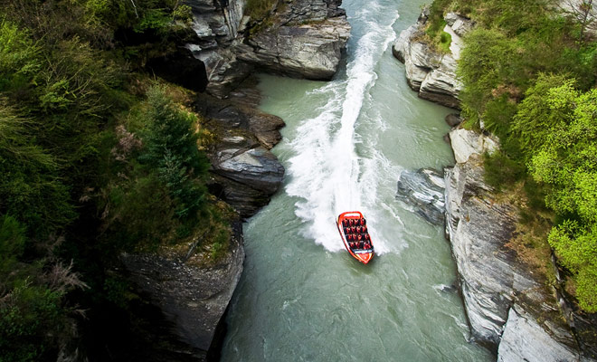 One do not entrust anyone to pilot a jetboat. Before being assigned the responsibility of driving passengers in the canyons of the Shotover river, the pilots will undergo a very demanding training.