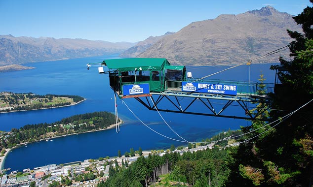 « The Ledge » permet de sauter à l'élastique de jour comme de nuit.