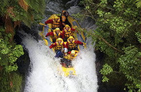 Une sortie en rafting dans une cascade de Taupo.