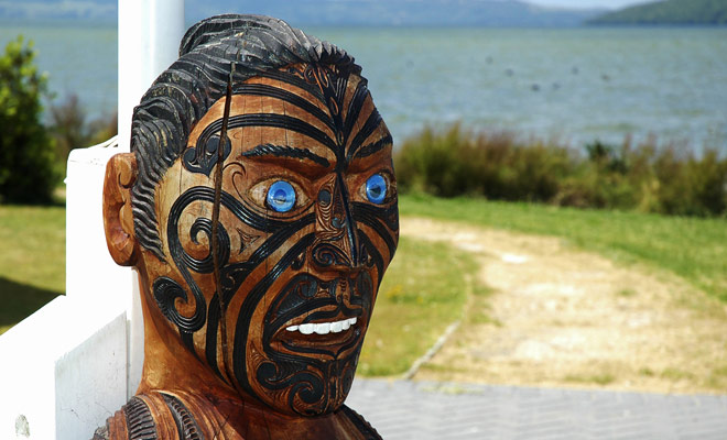 Maori culture is ubiquitous in New Zealand and you will often have the opportunity to admire sculptures and houses decorated with patterns.