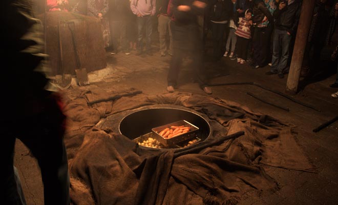 The preparation of the Hangi consists in cooking the food by burying them on embers. This cooking mode gives a special smell to the food.