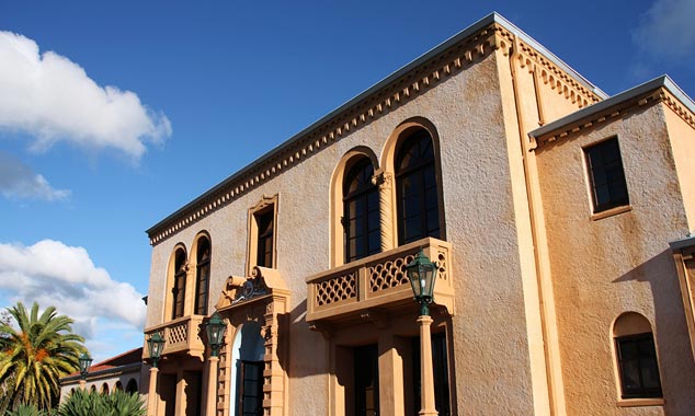 La piscine en plein air des Blue baths est ouverte au public.