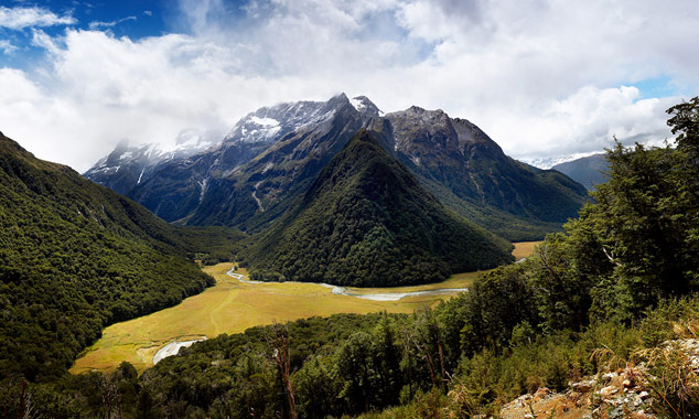 La piste de Routeburn Track rejoint le Milford Sound.