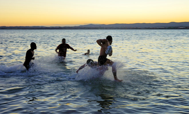 Si vous êtes passionné par le ballon ovale, ne manquez pas une occasion de jouer sur la plage ou de rejoindre une partie en cours.