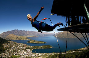 Femme qui saute à l'élastique