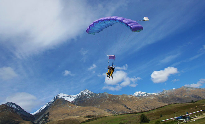 Le parachutisme n'est pas plus dangereux en Nouvelle-Zélande que dans n'importe quel pays du monde et les accidents sont extrêmement rares.