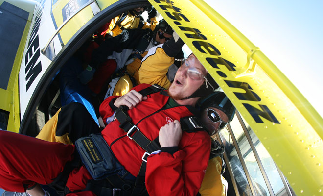 La sensation de vertige ne s'applique pas au saut en parachute, car ce malaise nécessite d'avoir que l'on ait les pieds posés sur la terre ferme. Dans les airs, vous ne pourrez donc pas avoir le vertige.