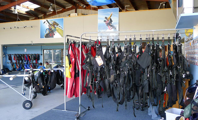 Vous sauterez bien entendu avec deux parachutes (le fameux parachute de sécurité) qui sont vérifiés avant chaque saut.