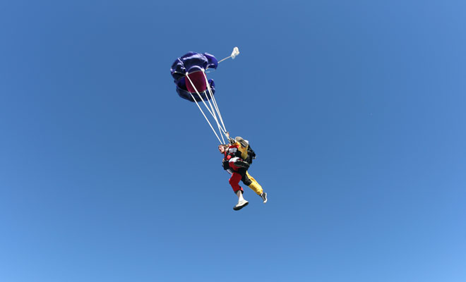 Dès l'instant où le parachute s'ouvre, le bruit assourdissant de la chute libre s'arrête instantanément et vous pourrez admirer le paysage dans un silence absolu.