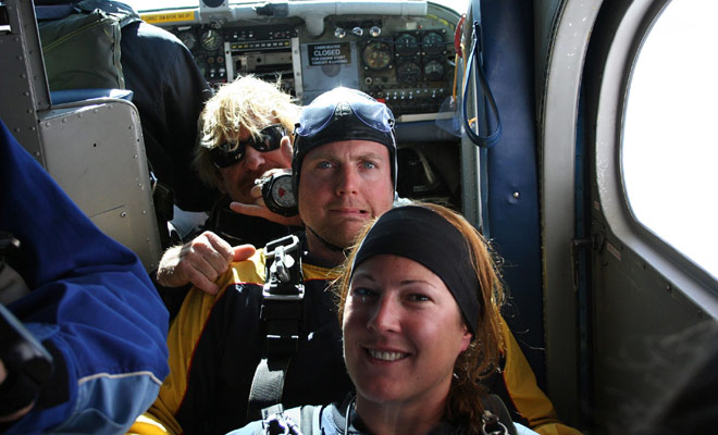 Vous n'avez aucune raison d'avoir peur, car lors d'un saut en tandem vous ne serez pas en charge des manoeuvres délicates comme l'ouverture du parachute et l'atterrissage.