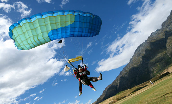 Comptez de 20 secondes à 1 minute de chute libre selon l'altitude et environ 7 minutes pour la descente une fois le parachute ouvert.