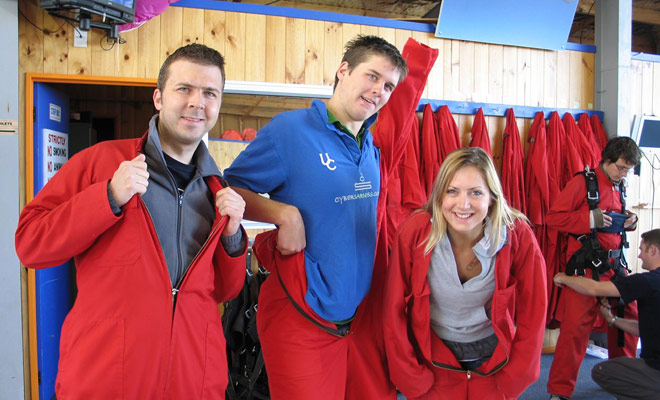 Selon les conditions météo et les températures, les compagnies de saut en parachute fournissent des combinaisons en plus des masques obligatoires pour les yeux.