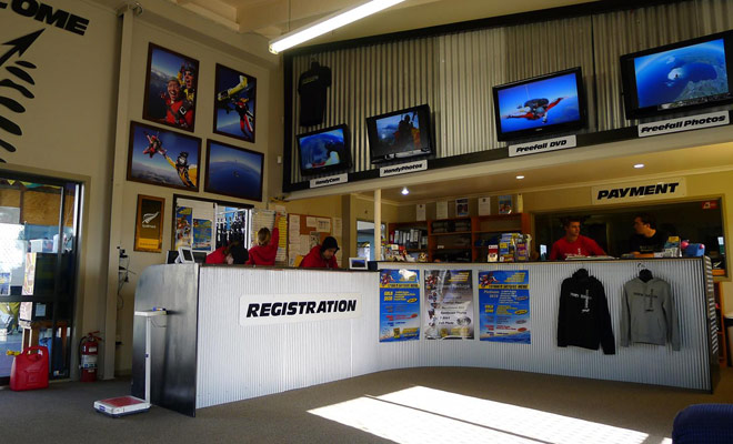 Pour un saut en parachute, il faut prévoir un budget compris entre 250 et 450 $ selon l'altitude à laquelle se déroulera le saut.