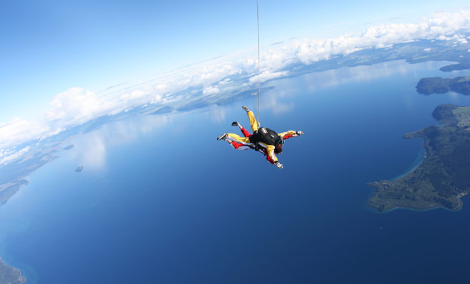 La gravité ne permet pas de dépasser plus de 200 km/h environ durant la séquence de chute libre, mais la sensation de vitesse n'est pas clairement ressentie faute de repères qui défilent.