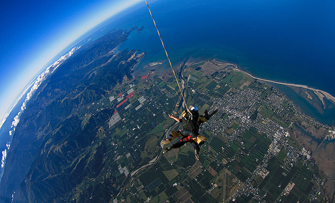 La Nouvelle-Zélande est sans doute le meilleur pays de la planète pour faire son baptême de parachute, car les paysages sont de loin les plus spectaculaires au monde.