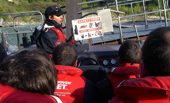 Before each jet-boat tour, the pilot explains the safety instructions to the passengers. All you have to do is to stay on your seat and hold the heated bar.