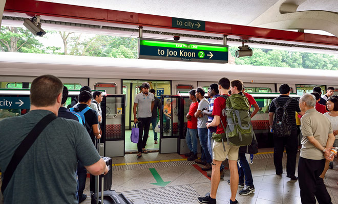 To reach downtown Singapore from the airport, you can borrow a metro line as clean as it is efficient and fast.