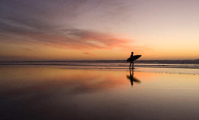 Traveling to the other side of the world, you should take the opportunity to try sports that you do not practice the rest of the year. Surfing is part of these disciplines that you must try at least once in your life.