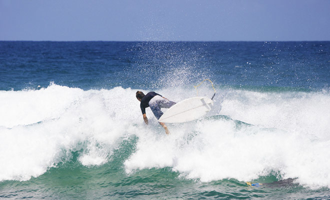 The main accidents in surfing are due to shocks between the surfer and his surfboard. It is for this reason that beginners will take lessons with special foam boards.