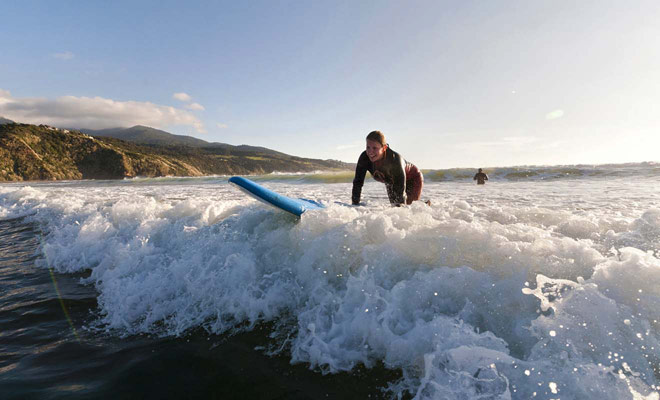 Kiwifruit surfing is even easier as there are an impressive number of surf schools across the country, including Raglan and Dunedin.