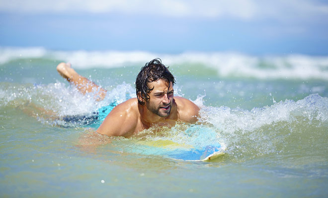 You would be wrong not to try to surf the waves in New Zealand, because all the conditions required for this sport are met, starting with the presence of many surf schools.