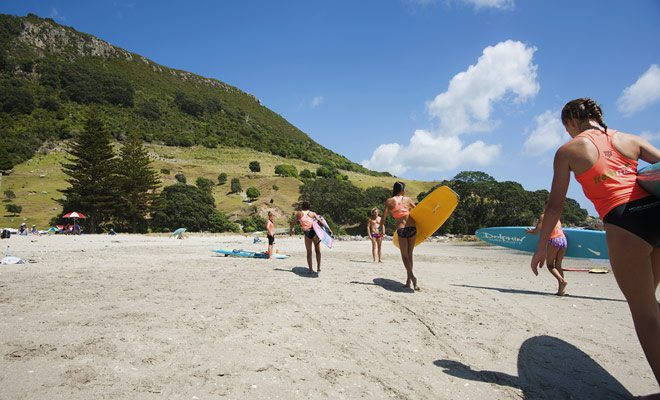 The Mount Maunganui beach in Tauranga regularly hosts the world surfing championships. It is also an ideal beach for taking lessons with a certified surf school.
