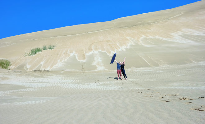 À la pointe nord de la Nouvelle-Zélande se trouvent les dunes de sable de Te Paki. On peut glisser le long des dunes avec une planche de surf !