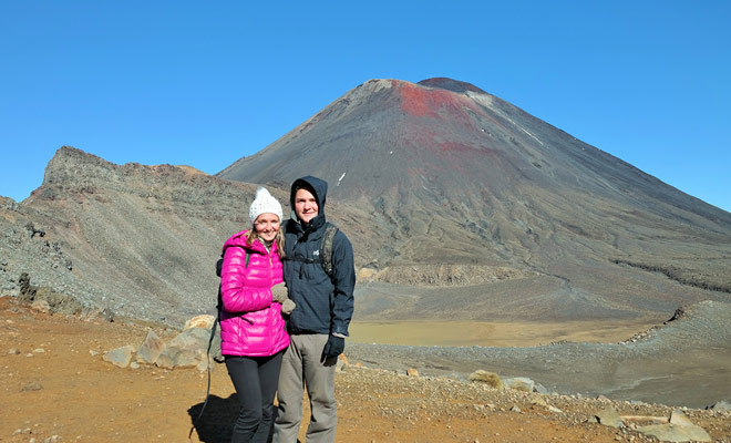 Julie et Quentin ont parcouru les 19,6 km du célèbre Tongariro Crossing. Le trek traverse des paysages grandioses qui ont servi de lieu de tournage pour le Seigneur des anneaux.