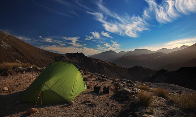 Le camping sauvage est autorisé en dehors des lieux touristiques.