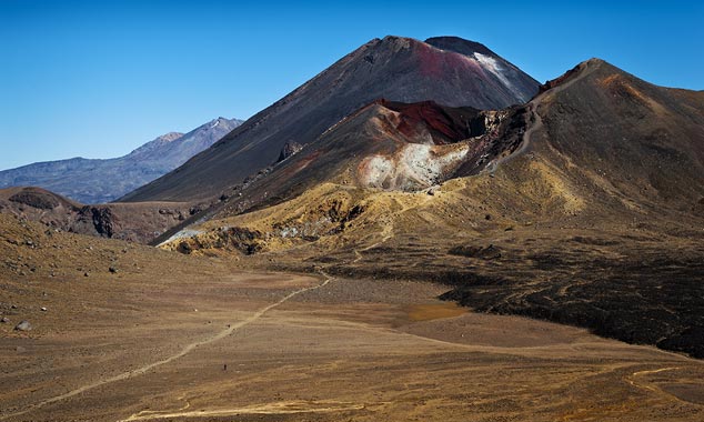 The walk in the central crater presents no difficulty.