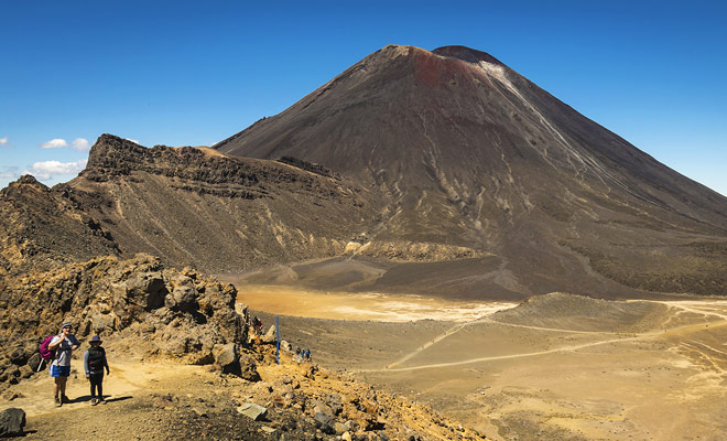 The great strength of Tongariro Crossing is to offer a wide variety of landscapes. The start of the route takes place in an ancient lava field, then the ascent of the volcano reveals turquoise lakes, and the descent on the other slope ends in a magnificent forest.