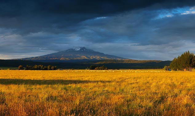 Le soleil se couche sur le parc National du Tongariro.