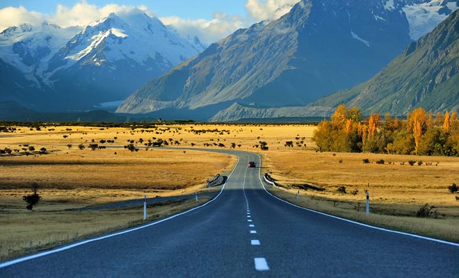 The three main types of transport suitable for a Working Holiday Visa are the car, the mini-van (or motorhome) and the bus. Depending on the frequency of the trips and the budget, you will prefer one or another, knowing that it may be more interesting to purchase a vehicle than hiring one.