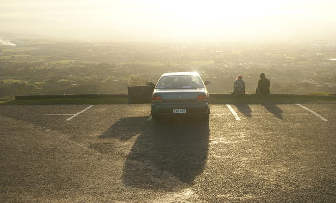 Le mini-van offre une sensation de liberté incomparable. Mais une bonne voiture et un abonnement en auberge de jeunesse peuvent être plus intéressants si vous avez besoin d'un véritable lit pour dormir.