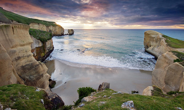 The access to Tunnel Beach was dug in the rock by dynamite.