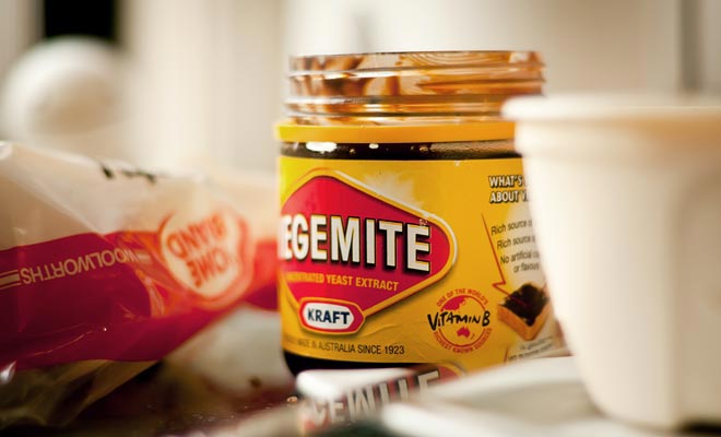 Le Vegemite est un concentré de levure de bière très salée, l'équivalent de la marmite.