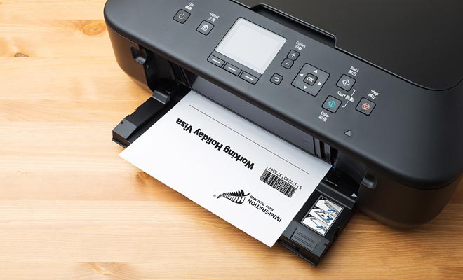 Le Visa Vacances Travail n'est pas envoyé par la Poste. Pour l'obtenir, vous devrez télécharger un document sur le site du ministère de l'Immigration et l'imprimer vous-même. Aussi étonnant que cela puisse paraitre, le visa tient sur une simple feuille de papier.