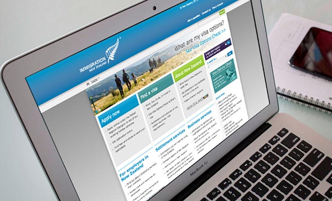 Vous pouvez vous adresser par courrier au centre des visas à Londres. Mais il est recommandé de se connecter plutôt à Internet sur le site web du ministère de l'Immigration.