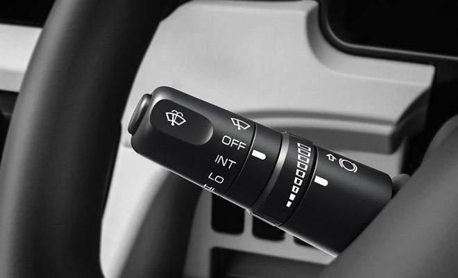 Dans la mesure où vous conduisez à gauche dans un pays étranger, vous devez surveiller la route avec une plus grande attention, mais sans pour autant vous crisper sur le volant. Essayez de vous détendre (vous êtes en vacances ne l'oubliez pas) et prenez votre temps pour analyser la route devant vous.