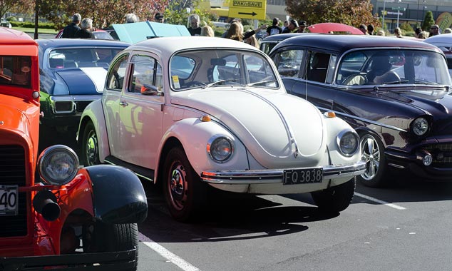 On préfère entretenir une vieille voiture que d'en changer.