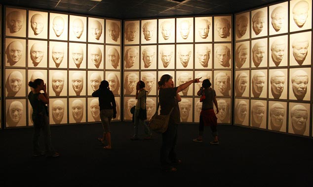 Le regard des statues semble vous fixer personnellement.