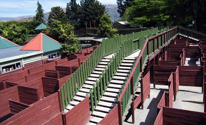 The record for completing the Puzzling World Outdoor Maze is 25 minutes. To do this, it is necessary to join the four extremities in accordance with an established order.