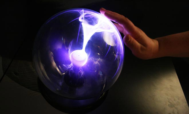 Puzzling World exhibits both optical illusions and holograms or scientific experiments.