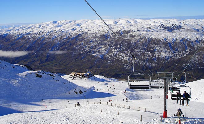 Many candidates for the Working Holiday Visa hope to work in ski resorts. The atmosphere and especially the breathtaking scenery make it an extraordinary experience.