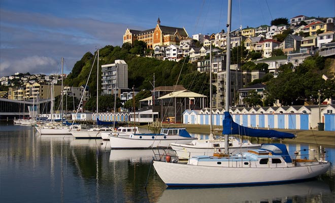 Oriental Bay has one of the most beautiful beaches in Wellington. Beach Volleyball competitions take place regularly there. The hillside has superb Victorian houses.