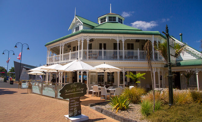 Downtown Whangarei has superb colonial-style mansions, and most of them have been converted into restaurants or hotels.