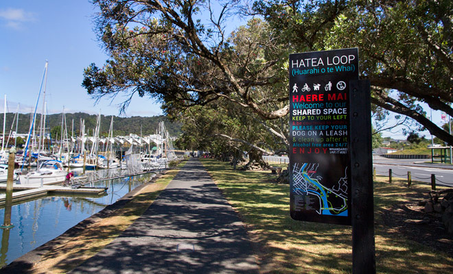 Hatea loop is a short walk that goes around the Whangarei marina. In the shade of the trees you will go along the quays.