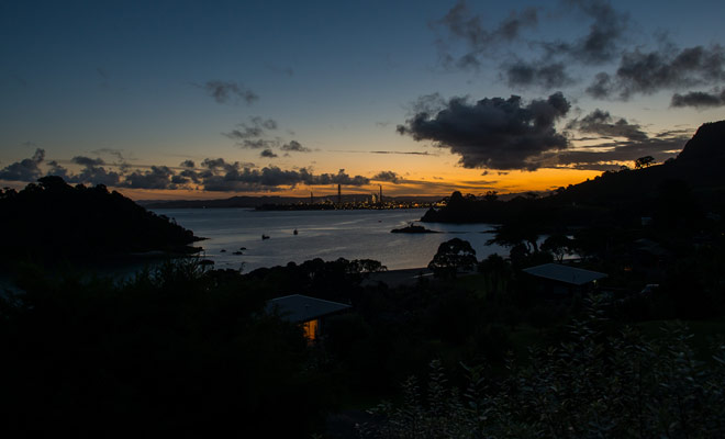 While the town of Whangarei itself offers quite a few activities, the area around it offers many tours and hikes. Bathing is also possible in Matapouri Bay.